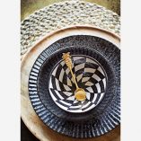 Bol de loza blanco y negro con motivos geométricos elaborado artesanalmente a mano