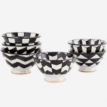 Bol de loza blanco y negro con motivos geométricos elaborado artesanalmente a mano