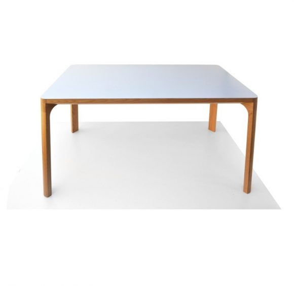 Mesa de madera y gran formato nowheresoon koldo camacho