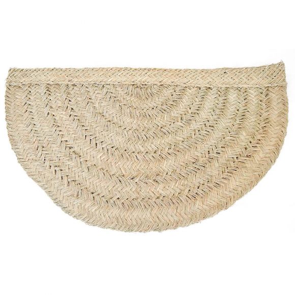 Alfombra semicircular de mimbre elaborada artesanalmente. Artesania de España