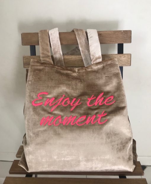 Bolso bordado de terciopelo Enjoy the Moment