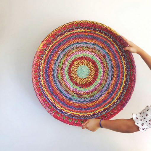 Cesta de colores elaborada artesanalmente a mano