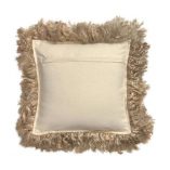 Funda de cojín de yute con flecos trasera